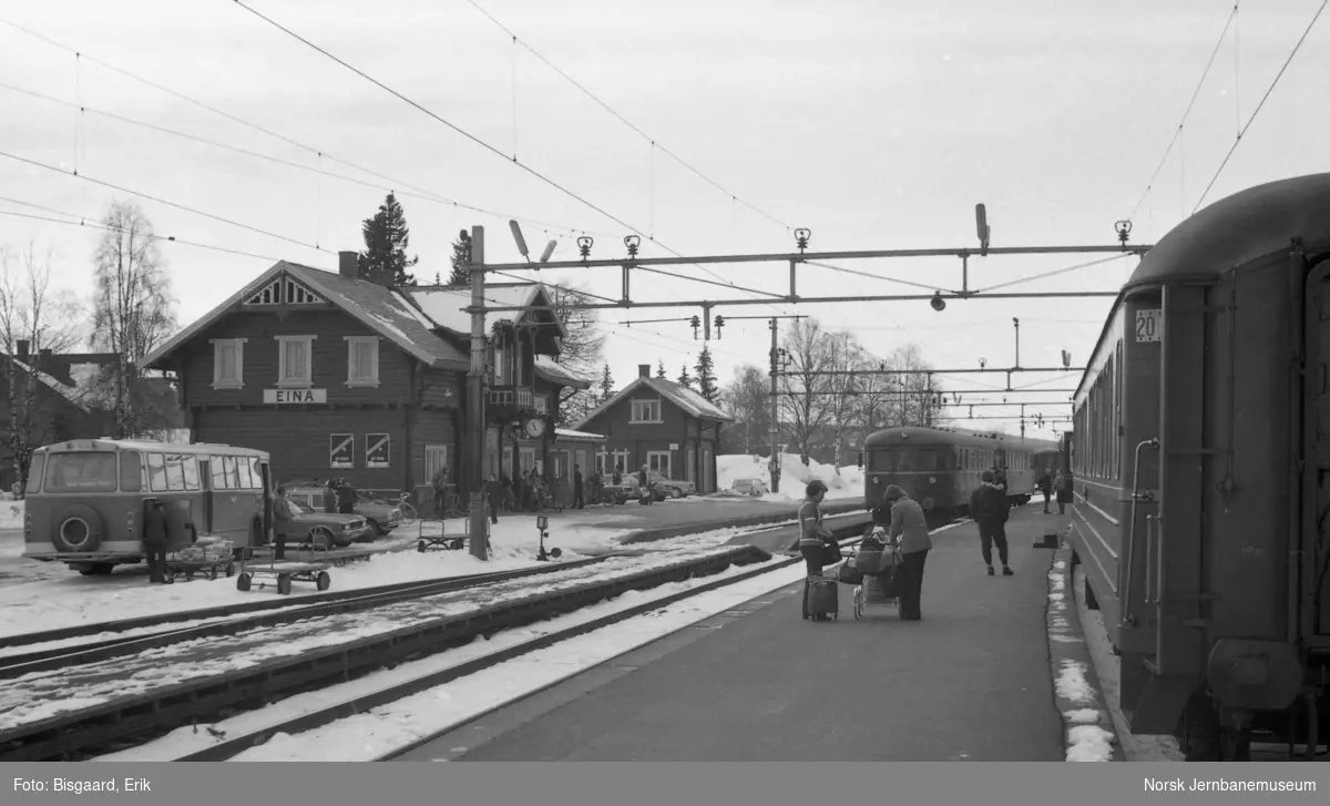 Eina stasjon med tog til Fagernes i spor 3 og et 86-sett i ekstratog i spor 2