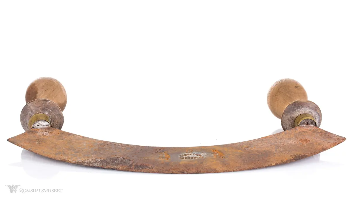 Bueformet kniv med to dreide håndtak. Brukt til å finhakke kjøtt, fisk, poteter, før kjøttkverna ble vanlig. Hakkekniven ble helst brukt å hakke med oppe i et trau, trolig derav bueformen.