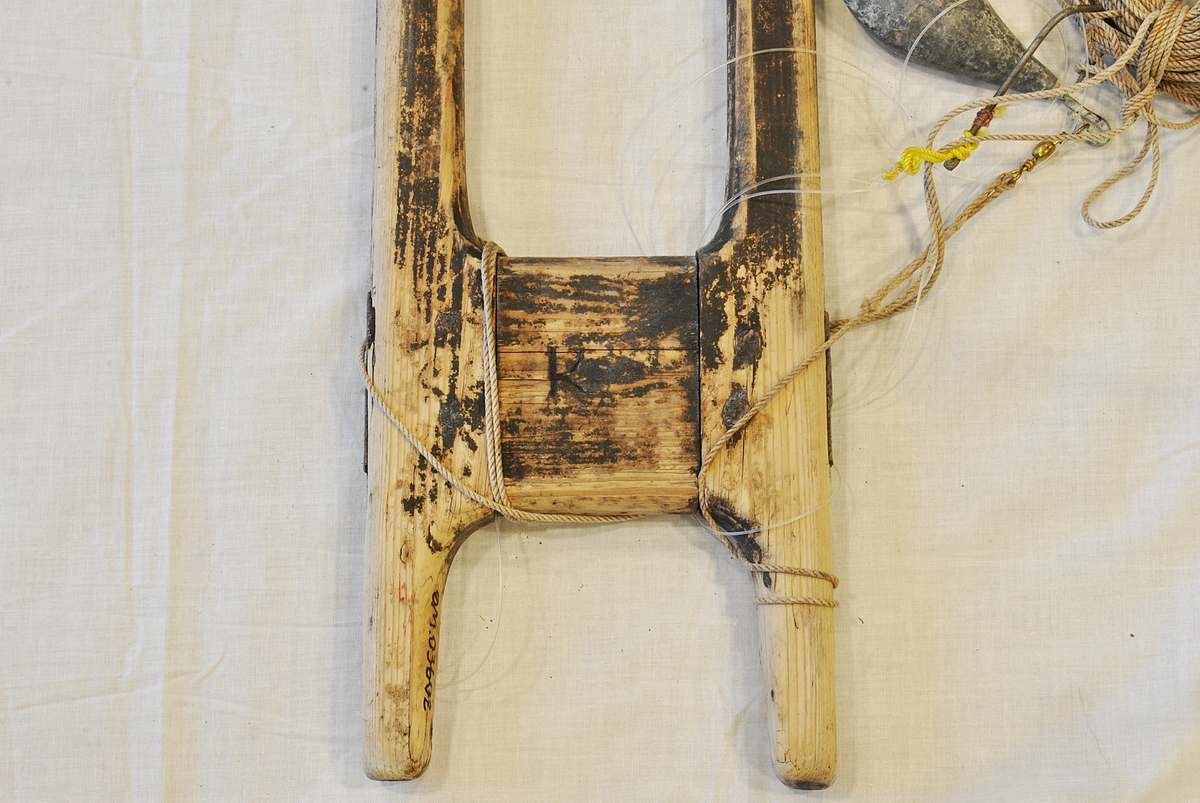 H-formet fiskeredskap, sule, til å sule opp snøre på. Snøre (gøtt), line (bomullsline), og søkke på 2,5 kg, henger på. 
Brukt med agn til å fiske på dypt vann.