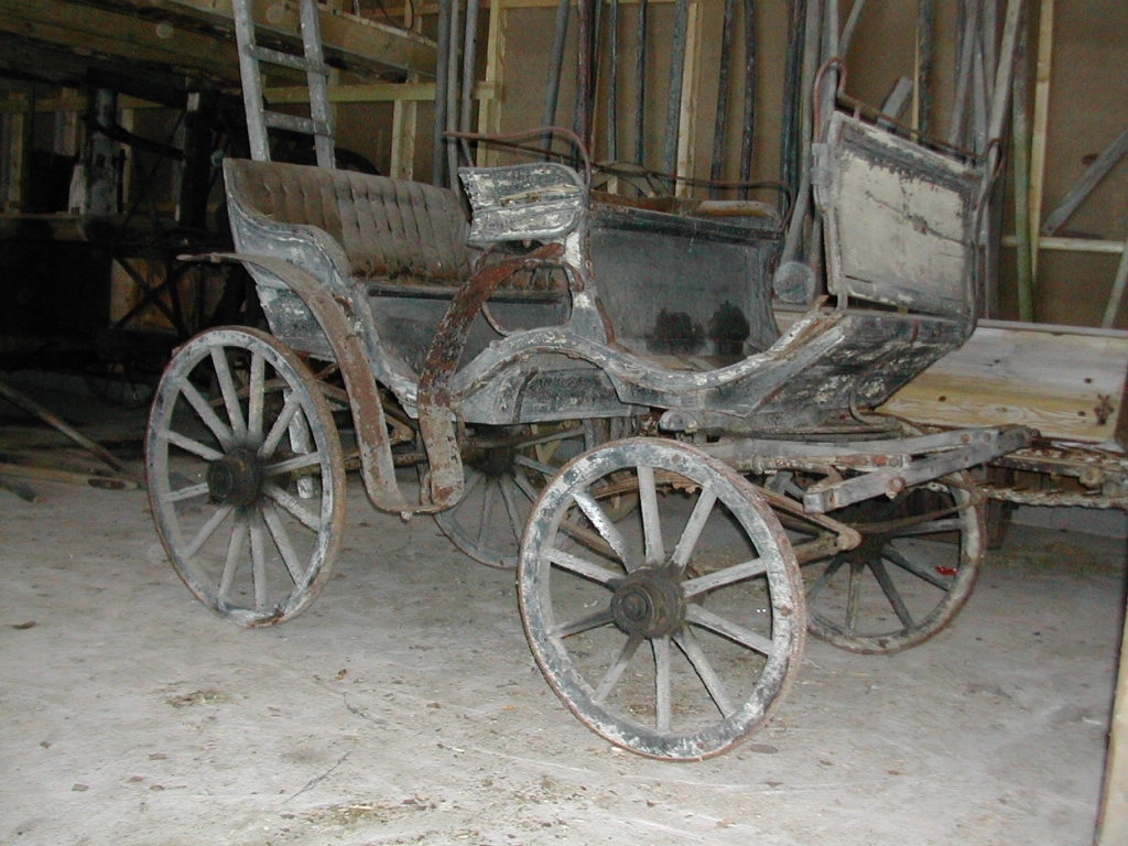 4-hjuls vogn for én og to hester til persontransport. To seter.