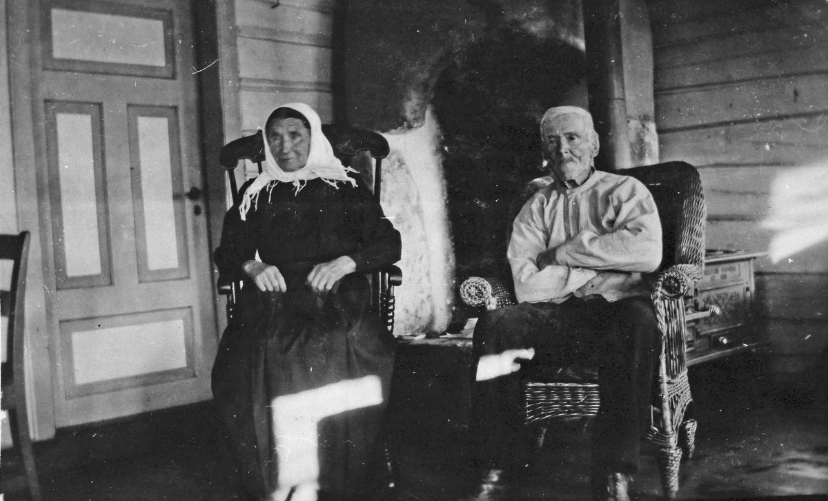 Portrett av eldre ektepar. Ingrid (18.6.1849-12.1.1936) og Tjøstol Furuhovde (Fallet, 8.1.1840-6.10.1933).