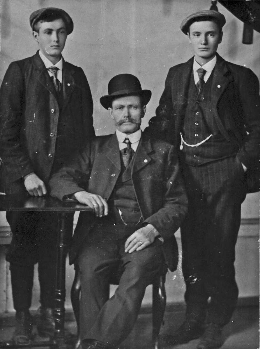 Portrett av tre menn. Erling Larsen, faren og bror.