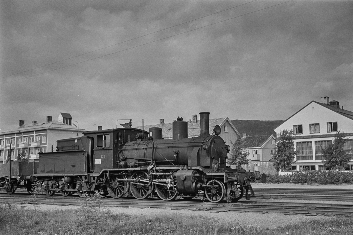 Dampokomotiv type 21b nr. 370 med godstog til Grong på Namsos stasjon.