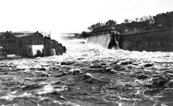 Sarpsfossen i Sarpsborg, med Borregaard og Hafslund på hver 