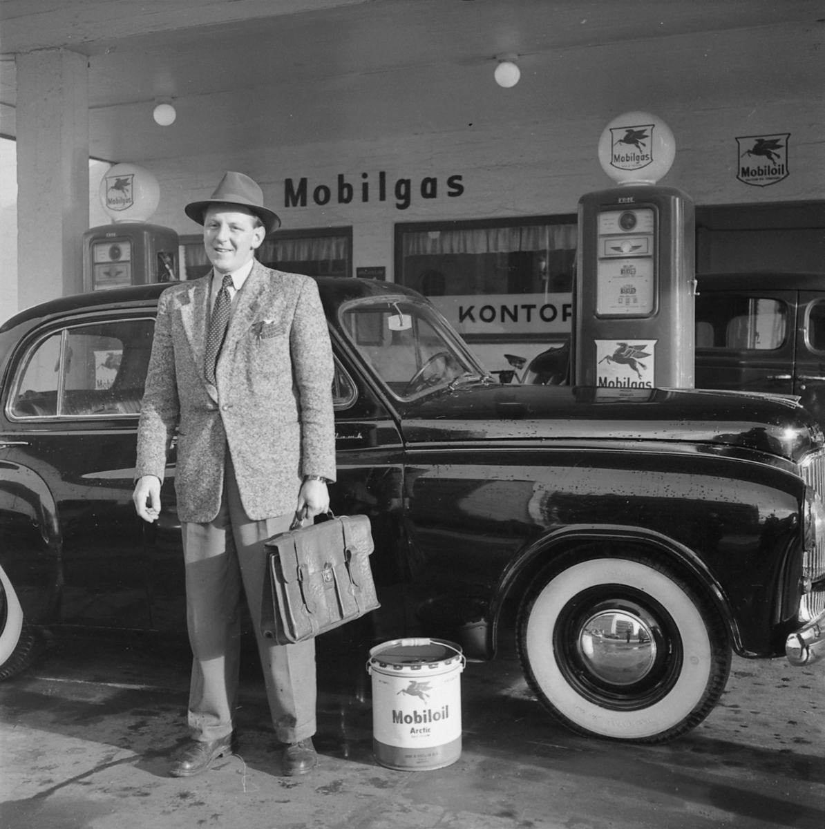 Reklamebilder fra Hurtigruta og fra Turistgaragen bensinstasjon