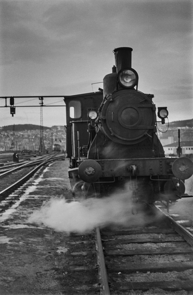Damplokomotiv type 25a nr. 261 i skiftetjeneste på Trondheim stasjon.