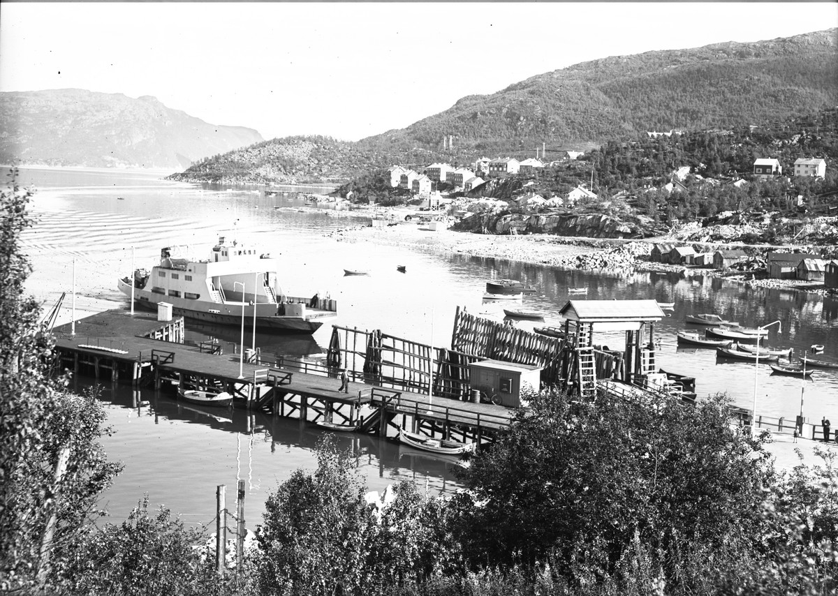 Klarer du å identifisere noen av naustene og motorbåtene. Bilferga "Rombakfjord" Vassvik fergekai og Vassvik kaia september 1955.