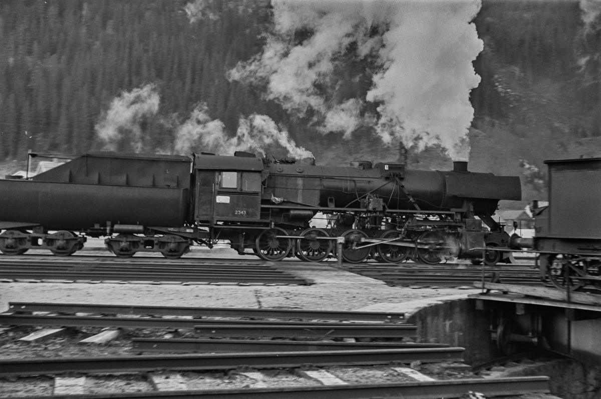 Damplokomotiv type 63a nr. 2343 ved svingskiven på Støren stasjon.