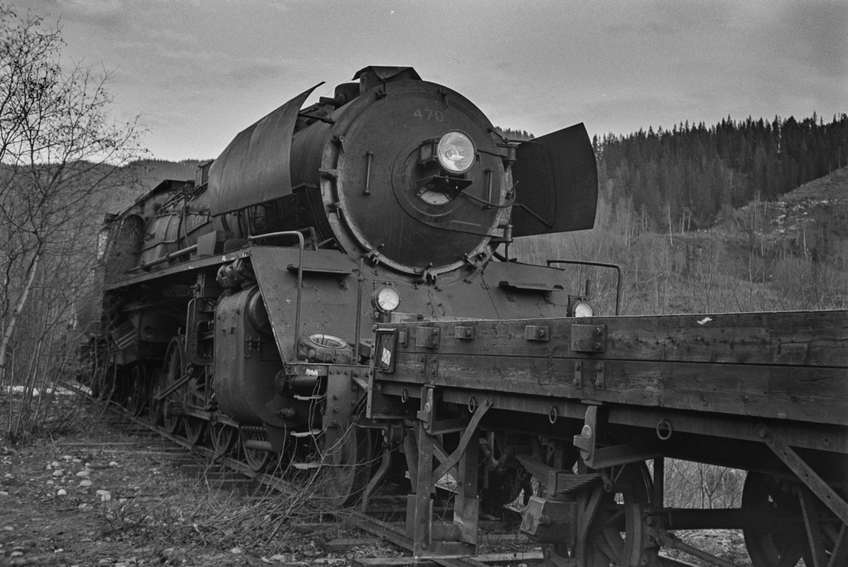 Damplokomotiv type 49c nr. 470 "Dovregubben" hensatt på et sidespor på Støren stasjon i påvente av overføring til Norsk Jernbanemuseum på Hamar.