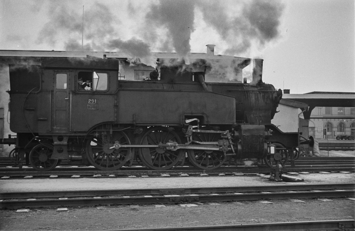 Damplokomotiv type 32a nr. 291 i skiftetjeneste på Trondheim stasjon.