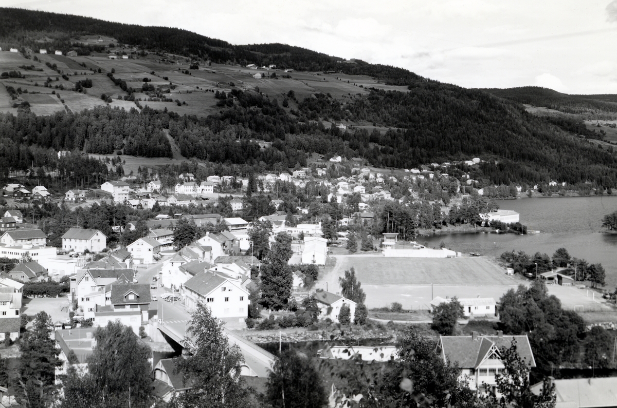 Oversiktsbilde over Fagernes. Idrettsplassen midt i bildet.