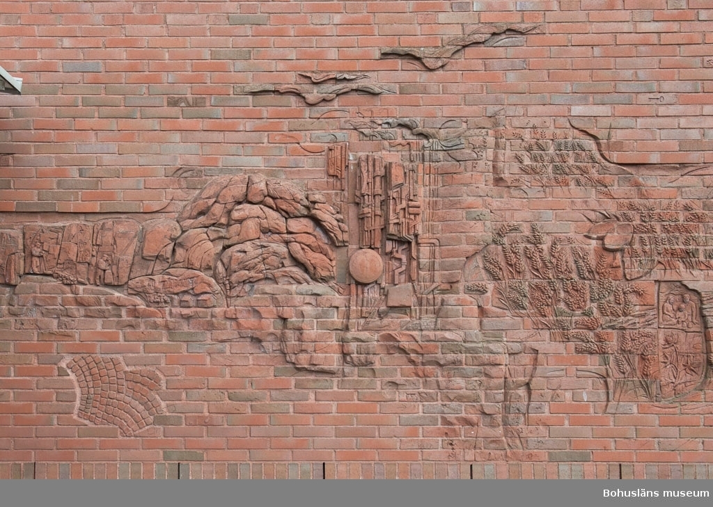 Bildkonst på fasadväggen vid entrén till Bohusläns museum. Motiven skildrar bl.a. de bohuslänska näringarna.
