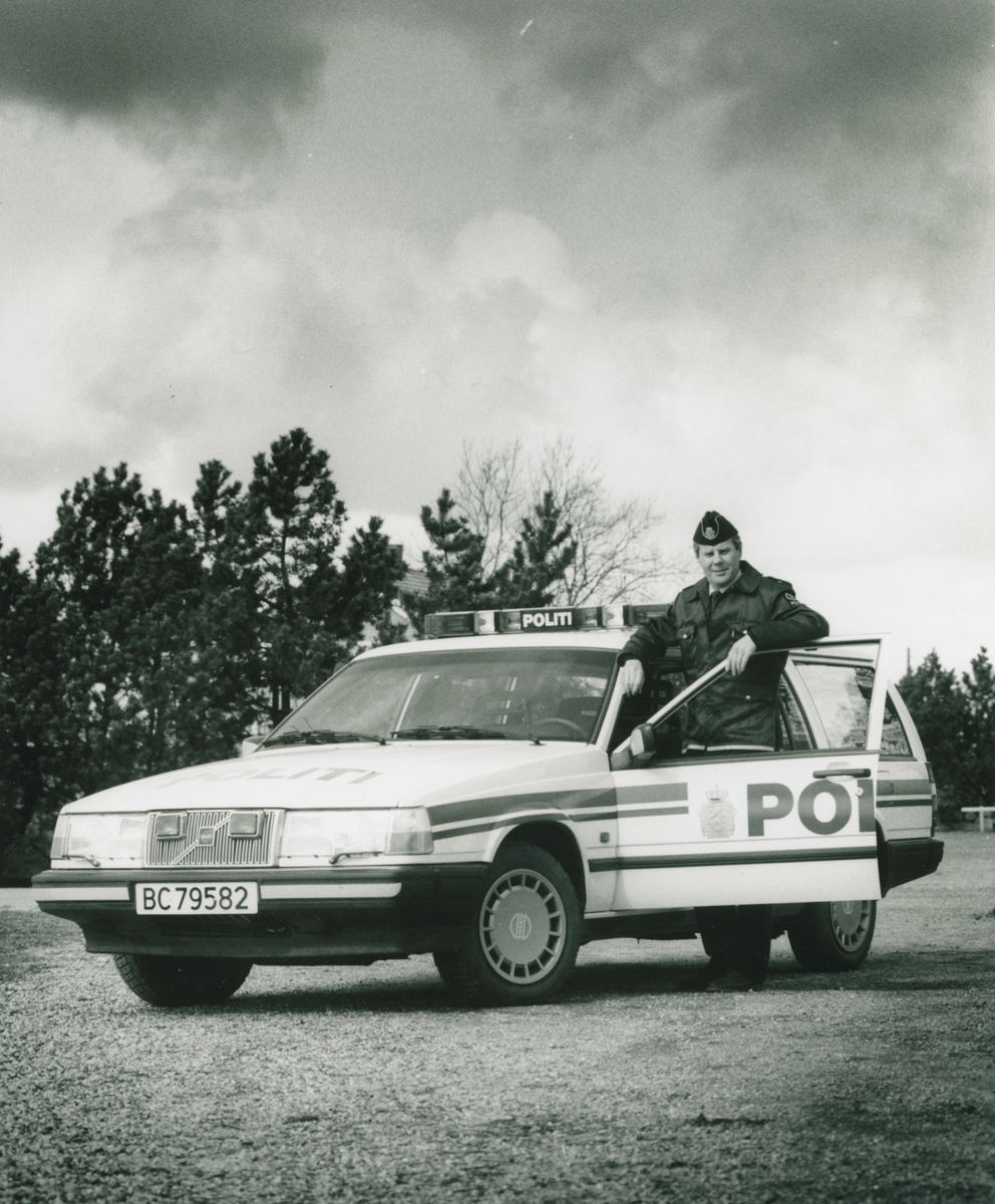 Follo politiets nye bil.
Politimann Arne Kristian Sæther med stasjonsvogn Volvo 940.