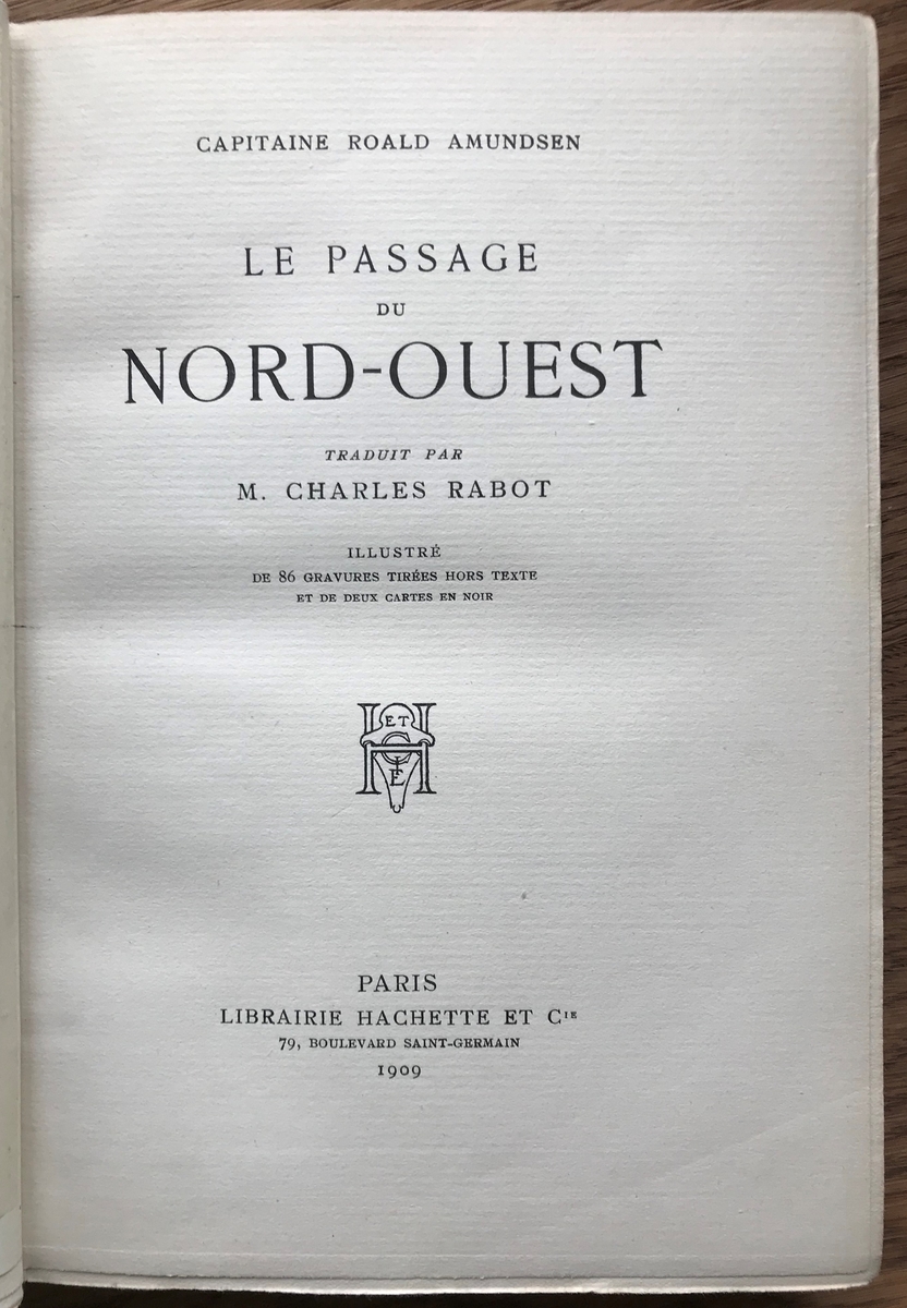 Bok. Amundsen, R: Le passage du Nor-Ouest. Paris 1900. Mangefarget marmoret bind. Rød rygg.
