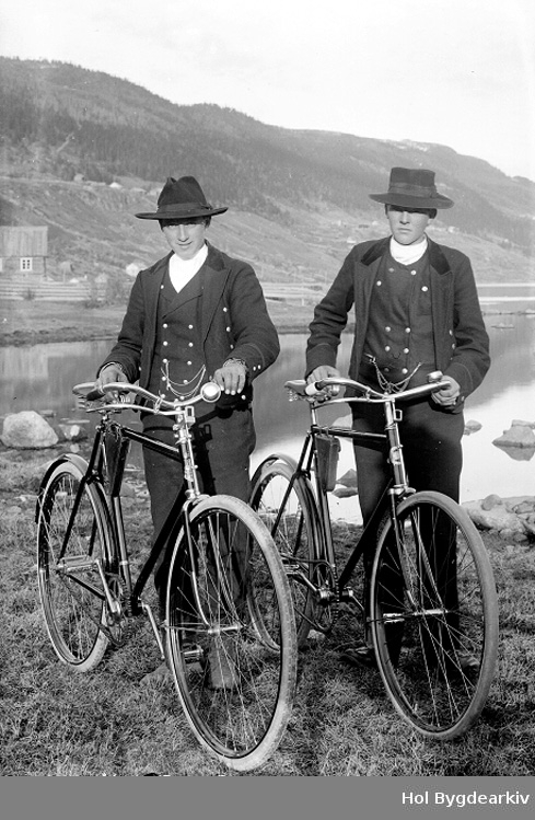 Syklistar, portrettU2, menn, bunad, hatt, Holsfjorden, landskap