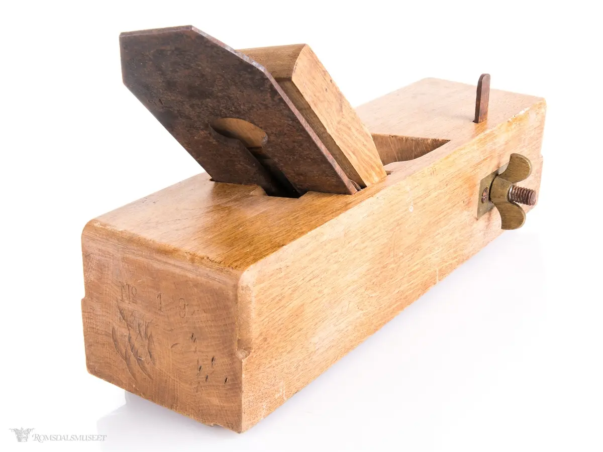 Samme utformingen som en regulerbar falshøvel, men mangler anlegg for å markere høyde. Messinanglegg for regulering av bredde. Rektangulær høvelstokk med skråstilt sponhus, jern og kile. Kjeften står skrått på sålen. Foran Høveljernet er det festet et stillbart rissejern eller forskjær for å få en rett falskant.