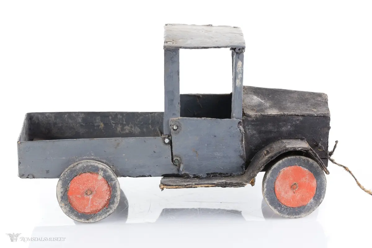 En liten leke- lastebil i tre.