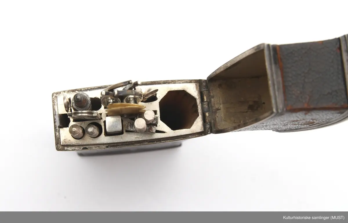 Fruktkurv, blomster og bladmotiver.