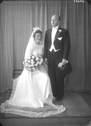 Portrett. Brudpar. Bestilt av Georg Thorstad. Lillestrøm.