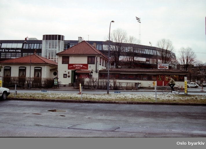 Ullevaal Stadion Kro, bistro, populært kalt ""Liket"", Sognsveien 75. Nye Ullevaal Stadion, hvor kroa måtte rives tidlig på 1990-tallet, da tribunen ble bygget ut. Byggestart mars/april 1990.