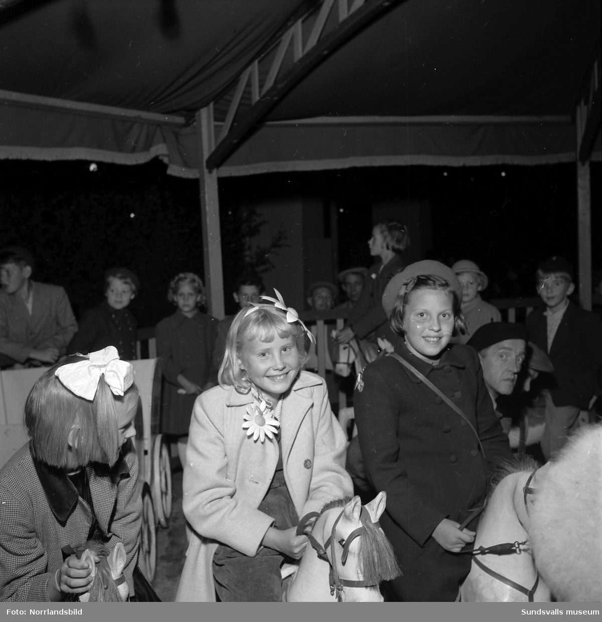 Barnens Dag i Njurunda 1951. Tivoliområdet med glada barn i gungor och karuseller.