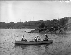 Båt med fire personer - familien til fotografen H.P. Lauritz