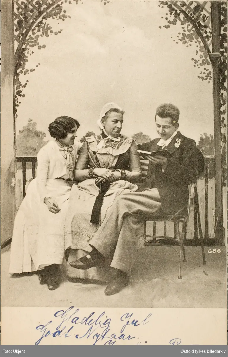 Postkort, gruppe med mann kledd i kvinneklær.  Poststemplet 1904 ca. Brukt som julekort.