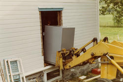 Nytt pengeskap i Vistdal poståpneri tidlig på 1980-tallet.