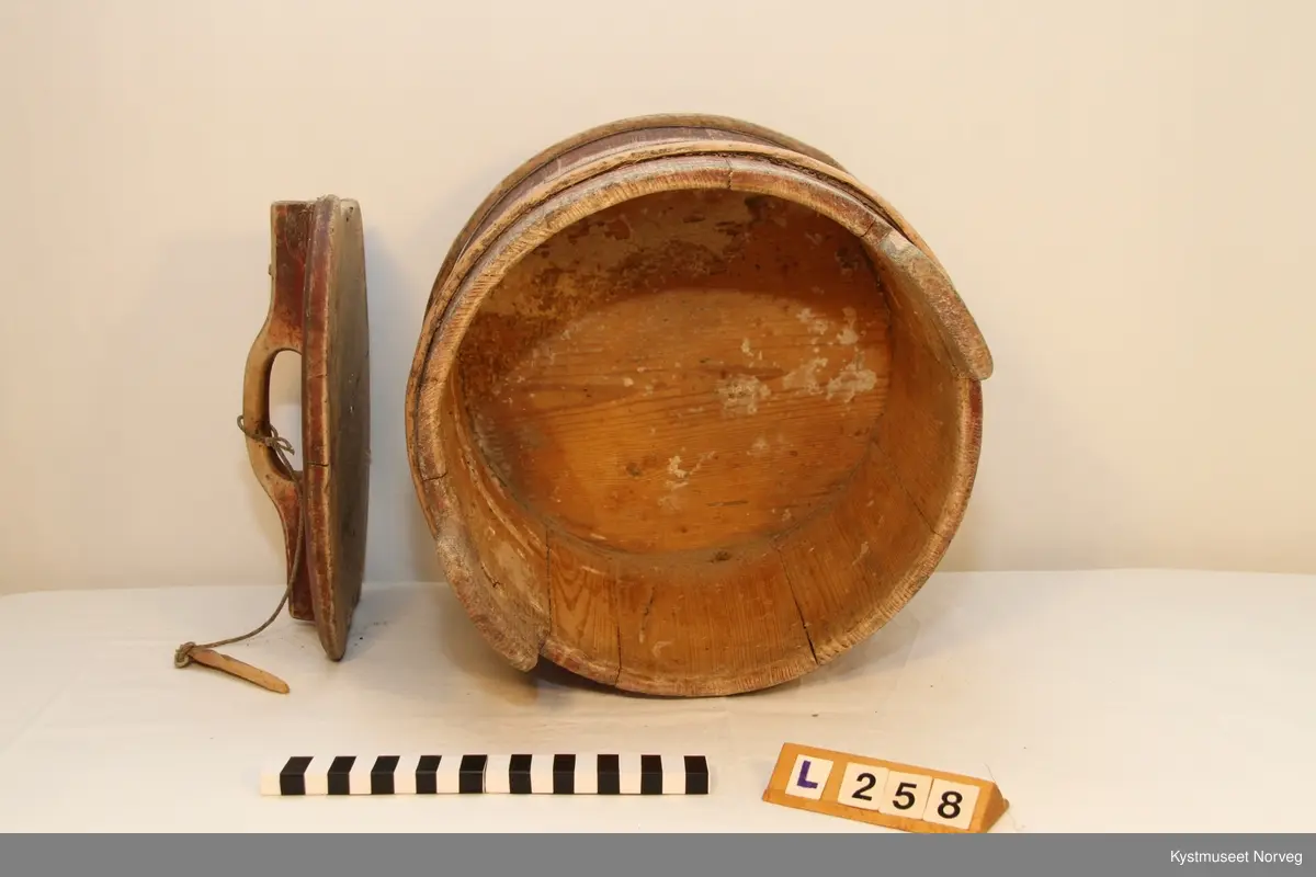 Ambaren er satt sammen av staver. To av stavene laget litt lengre for å få skåret ut feste for håndtaket. Håndtaket er festet til lokket. Ambaren blir holdt sammen av einerbånd. I lokket henger det en trepinne som utgjør låsmekanisme for lokket. Lokk og bunn er skåret ut av et helt trestykke