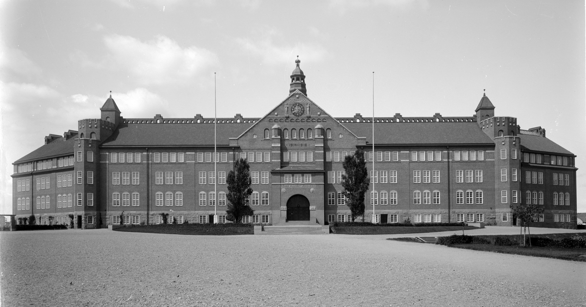 Linköpings högre allmänna läroverk. Lärosätet stod färdigt 1915, uppfört efter ritningar av Axel Brunskog.