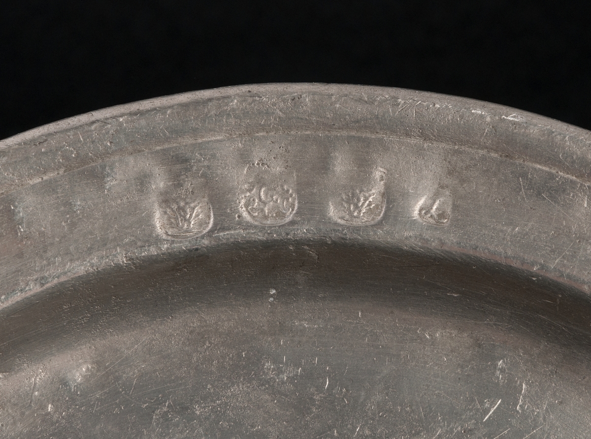 Tenntallrik, rund, på undersidan svisselerat "O.A.S." Diam 21 cm. 4 stämplar.