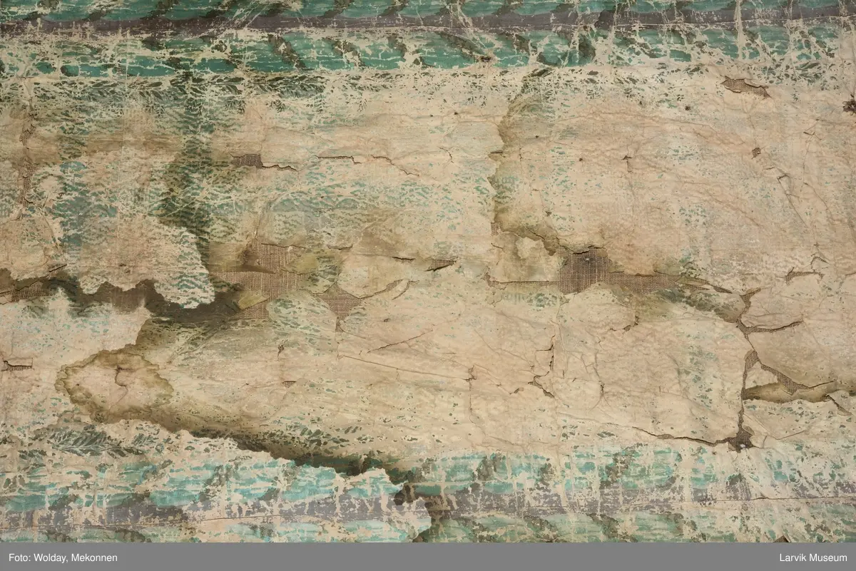 |Tapeten er påmalt tapetborder og brystning. Fra Hovland gård i Larvik.
Den øverste, brede borden: Gerlander/draperi med blomsterranker.
Den nederste, smalere borden: Tekstilbord med blomster. Øver døren til høyre: Stillebenmotiv med blomster og frukt.