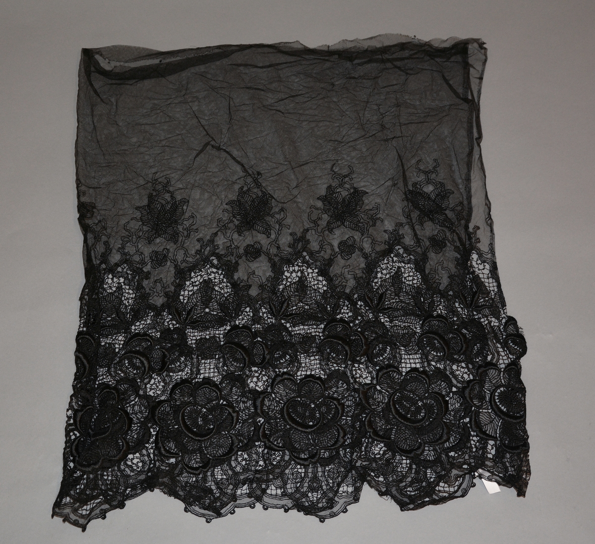 Grov, sort tyllblonde.