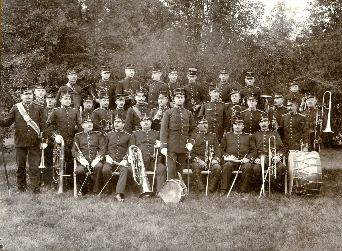 Grupporträtt av Västmanlands regementes musikkår på Salbohed 1899.