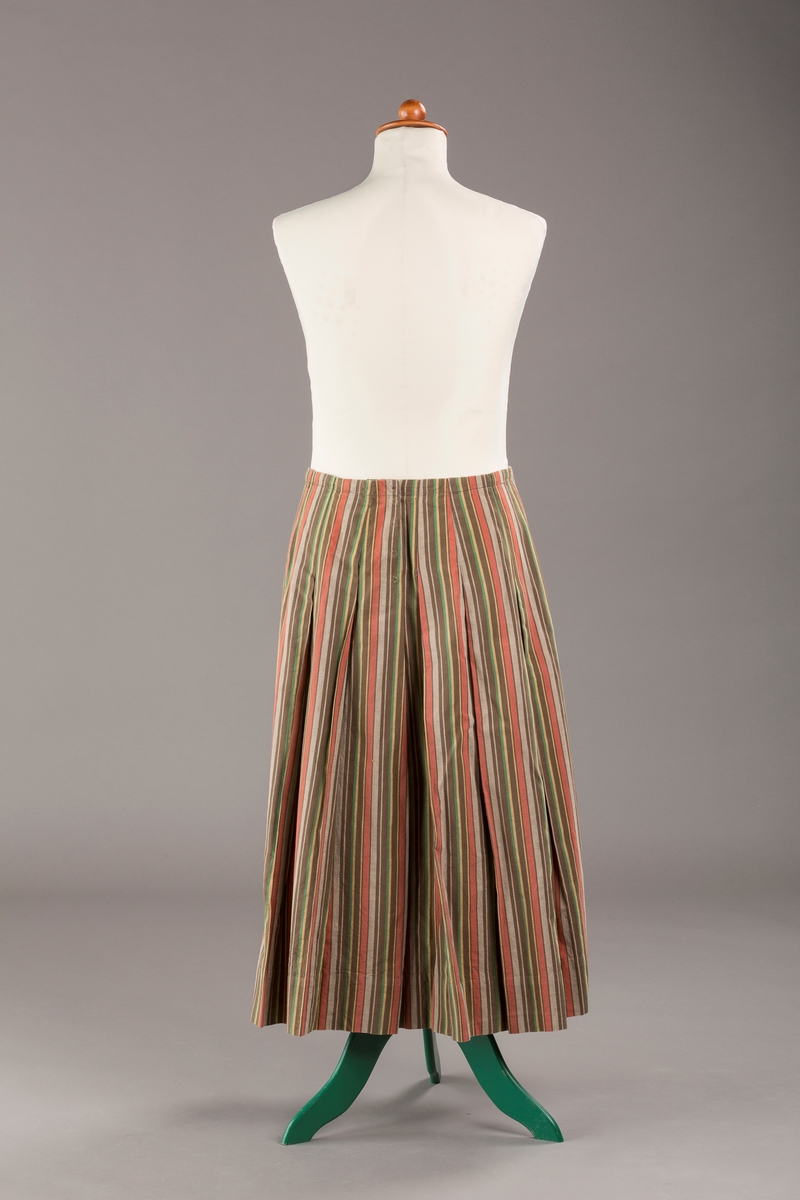 Stripete bomullsskjørt med nedsydde legg, uten linning, lukkes med trykknapper.