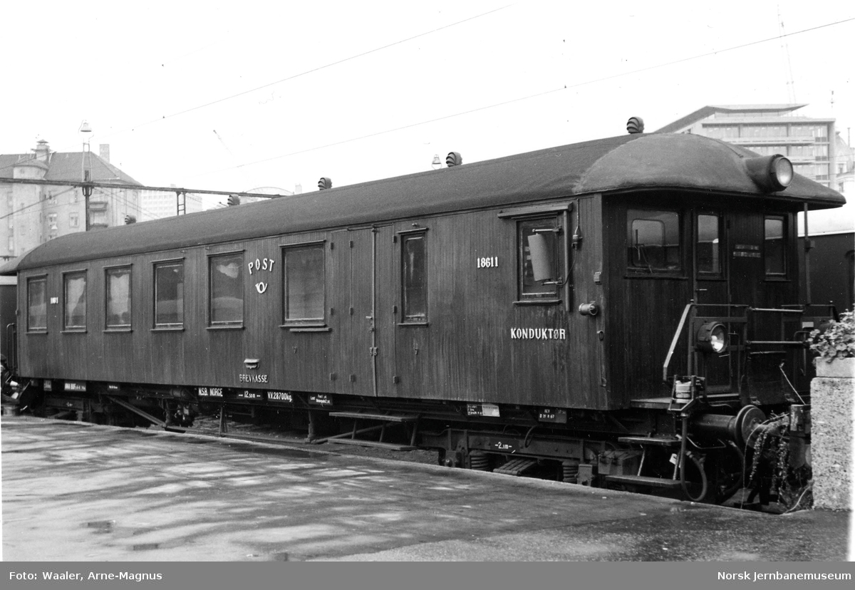 Styrevogn litra BDFo4-4 nr. 18611 på Oslo V