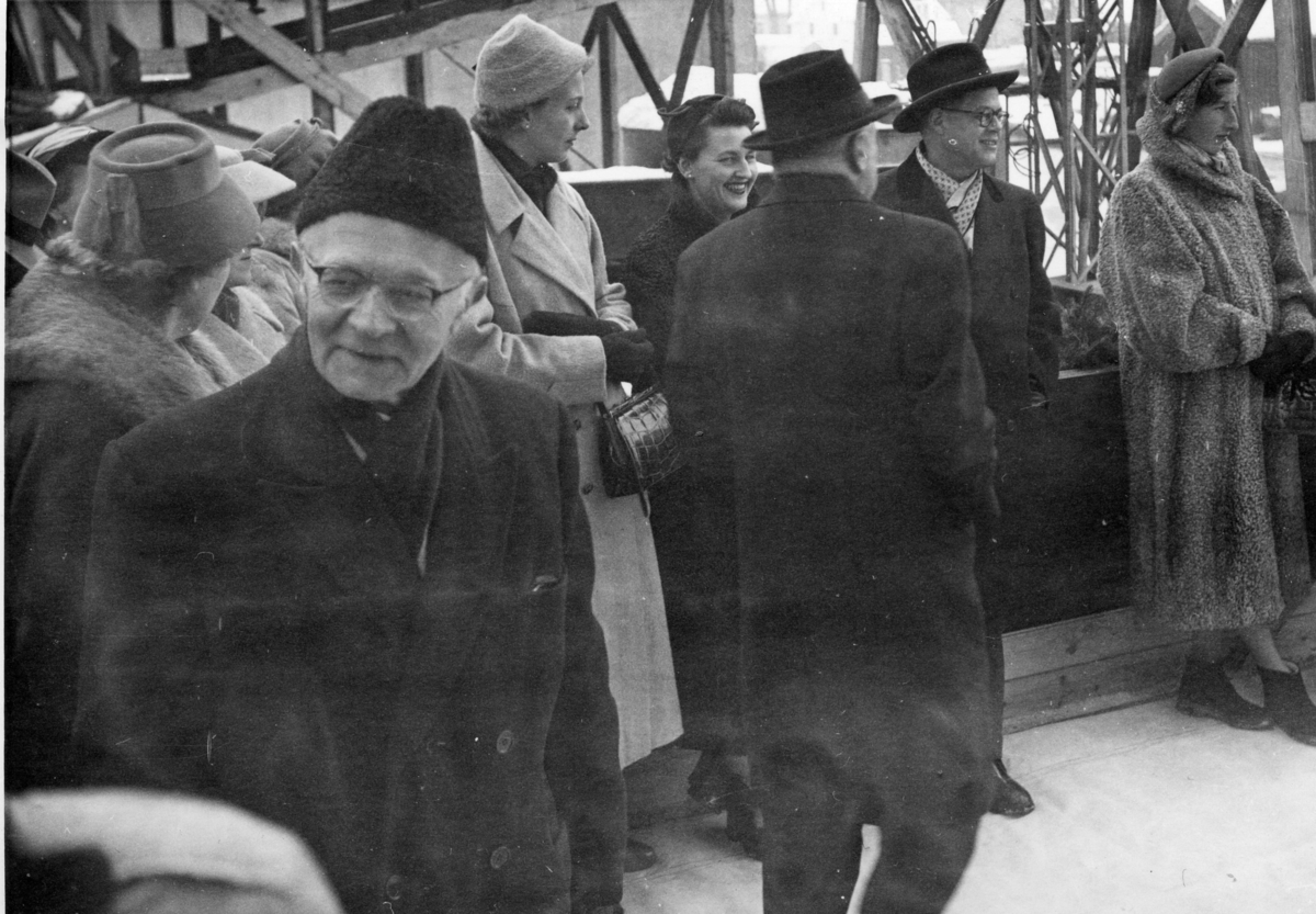 Byggenr. 42 v. LMV: Maria Teresa.
Kvinna som døper båten (med blomsterbukett) er "miss Angela Butts".