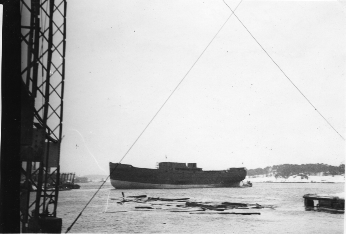 Byggenr. 31 v. Langesund Mekaniske Verksted: Kollbryn
8: "Sakte fart akterover". 
9: "Klar ved winchen".
12: "Kollbryn på slippen 17.5.1951".
13: "Kollbryn ved kaien 24.3.1951".