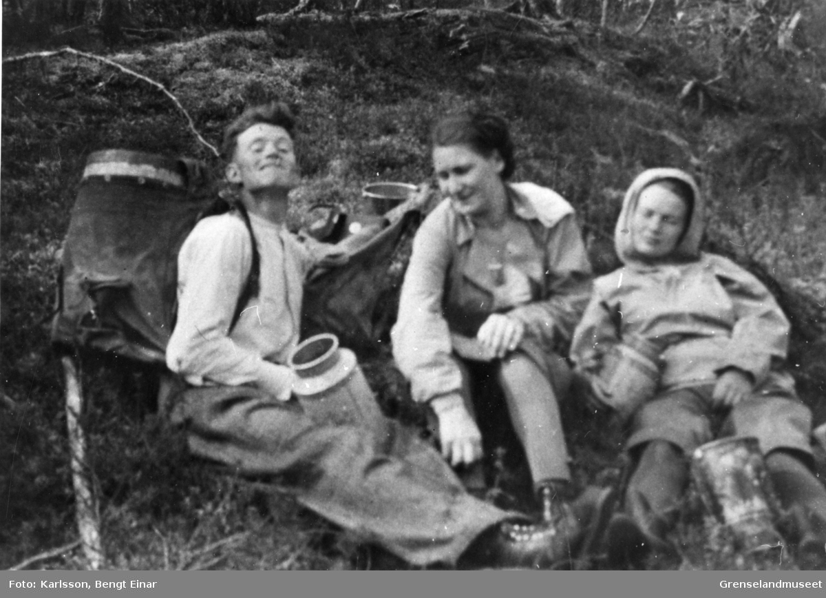 Pause i lyngen på bærtur i 1940-årene. Fra venstre: Rudolf Karlsen, Flora Karlsen og Flora Karlsson.