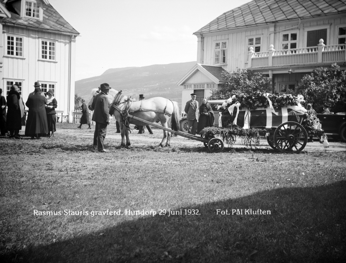 Rasmus Stauris begravelse 29 juni 1932. Kisten står på hestekjerre på tunet ved Gudbrandsdalens Folkehøyskole.