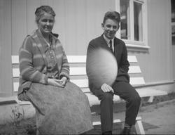 Karen og sønnen Iver Kluften på benken utenfor sitt hjem Fur