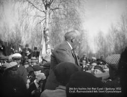 Ordfører Thor Åsmundstad på talerstolen midt i folkemengden 