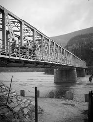 Bil står på Randkleivbrua, Ringebu. En mann sitter i bilen o