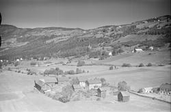 Ukjent gård, Øyer, li med flere gårder, butikk nede til høyr