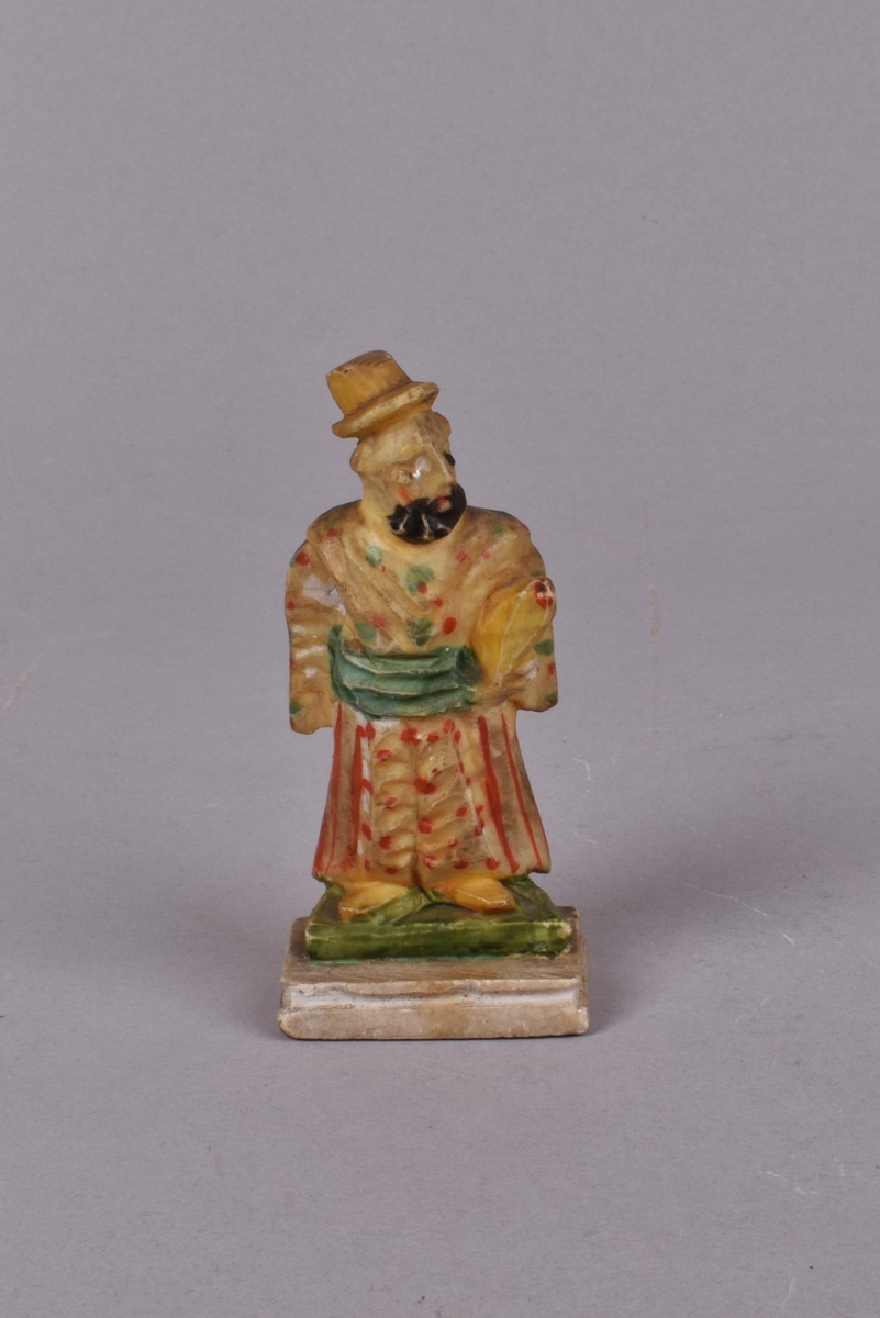 Orientalsk herre med fotsid drakt, skjegg og hatt