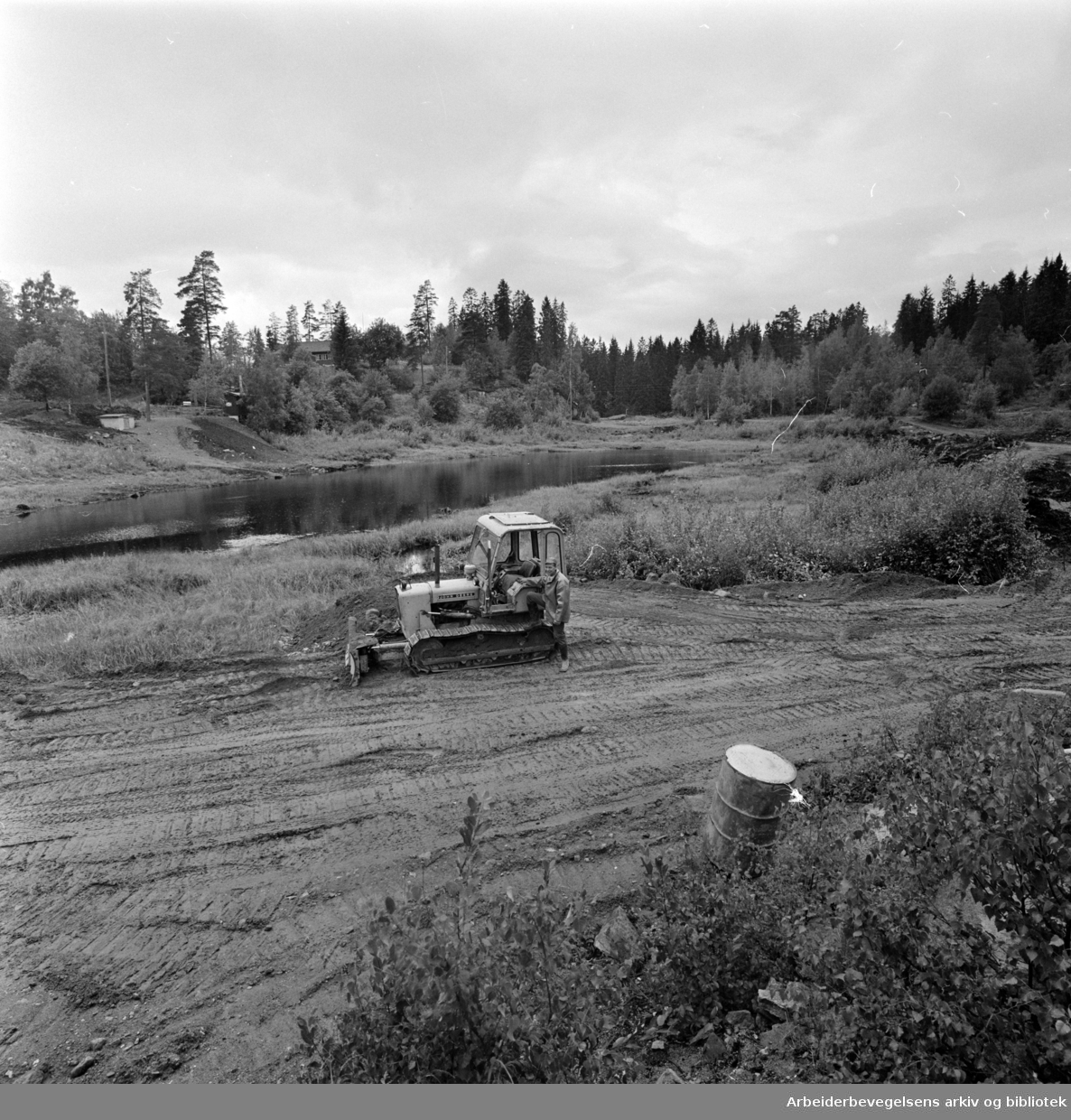 Trollvannet og Trollvannstua. Arbeidet med å tette vannet er i gang. Juli 1975