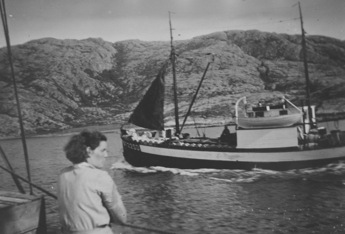 M/K "Bruse I" i leia nord for Rørvik ca. 1950. Bilde tatt fra båten "Kongsgrunn", en kvinne står i forgrunnen av bildet.