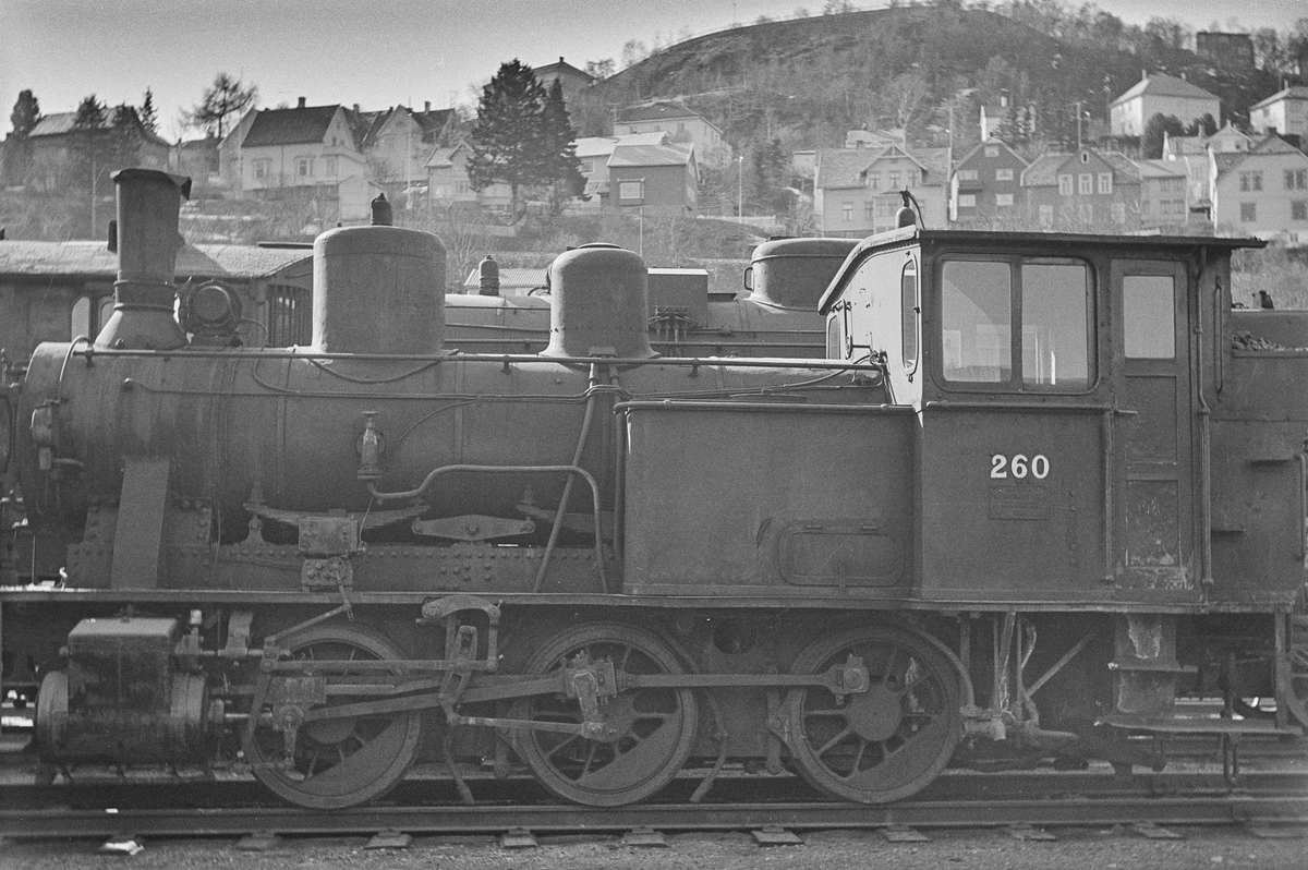 Hensatt damplokomotiv type 25a nr. 260 på Marienborg, Trondheim.