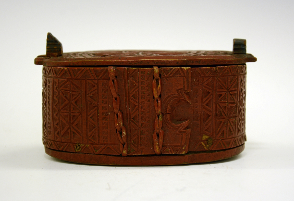 Tine av tre. Fra protokollen: Søljetine i kerbsnit med sølje. (TGM-SM.4372.A)  Tinen med 6-bladrose på laak og side, samt border. Rødmalt. Under bunden skaaret: Tn og A.