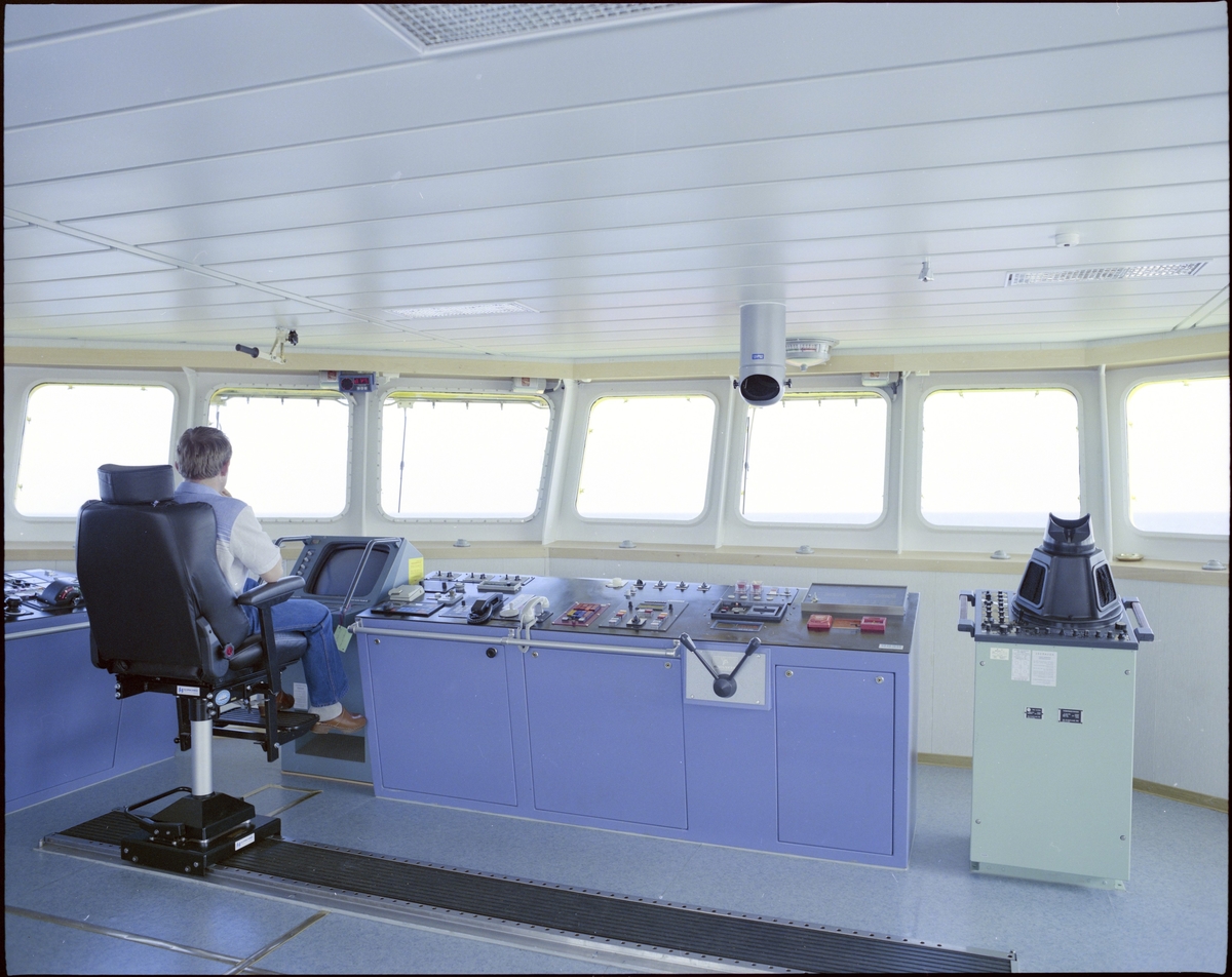 Fra innsiden av skipsbroa på Østensjø rederis "Edda Fram", og skipet ved indre kai i Haugesund.